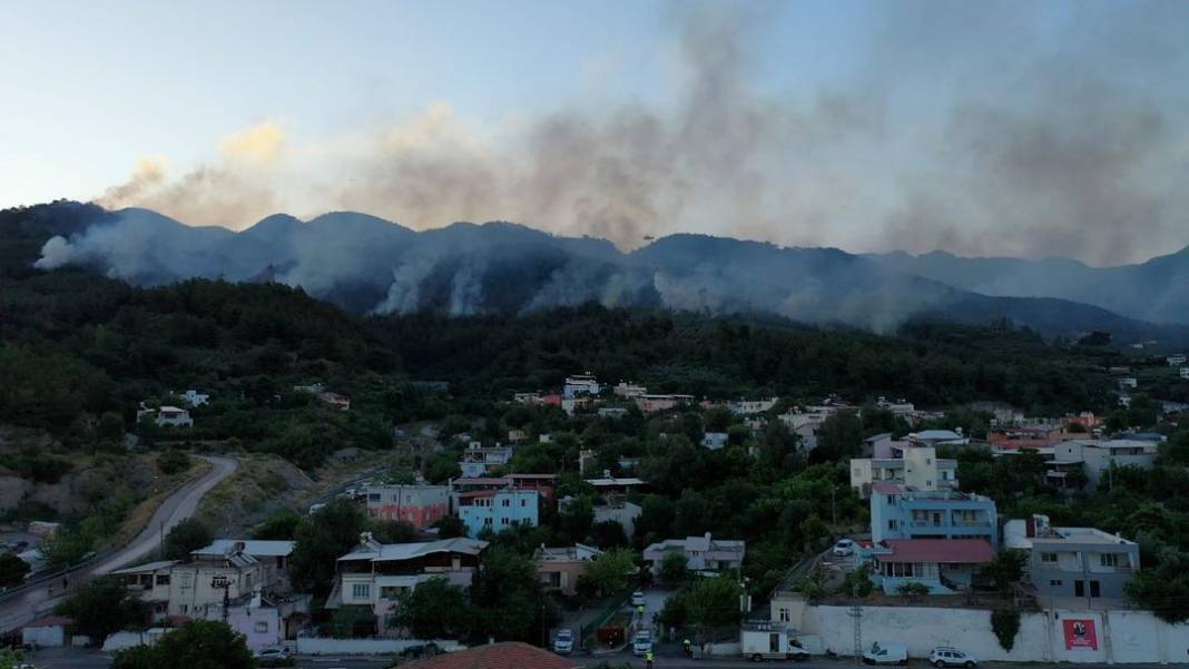Hatay'da alevler kontrolden çıktı: 2 bin kişi tahliye edildi 4